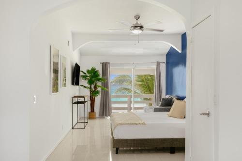 辛普森湾CocoVaa Beach Boutique Hotel的一间卧室配有一张床,享有海景