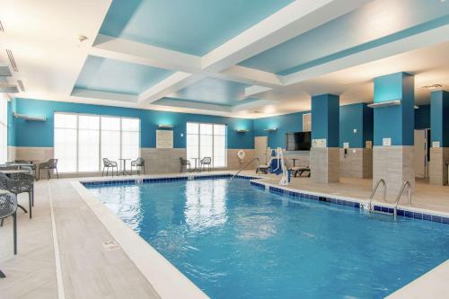 纳什维尔Hampton Inn & Suites by Hilton Nashville North Skyline的蓝色墙壁和游泳池的酒店客房中的游泳池