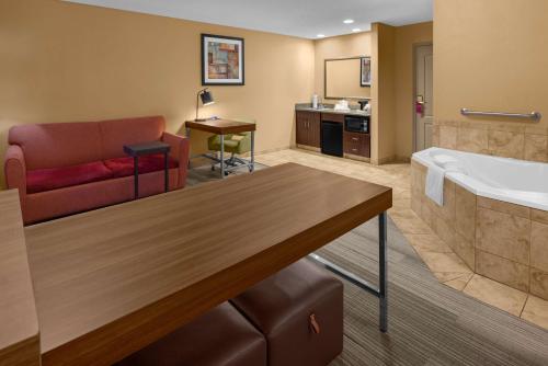 班宁汉普顿酒店 - 班宁/博蒙特的带沙发和浴缸的客厅