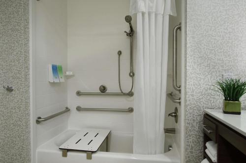 亚瑟港Home2 Suites By Hilton Port Arthur的带淋浴和浴缸及卫生间的浴室