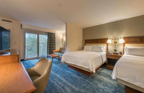 杰基尔岛杰基尔岛希尔顿恒庭旅馆&套房酒店的酒店客房设有两张床和一个阳台。