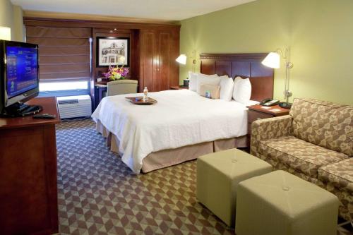 巴吞鲁日10号州际公路&学院大道恒庭酒店的酒店客房,配有床和电视