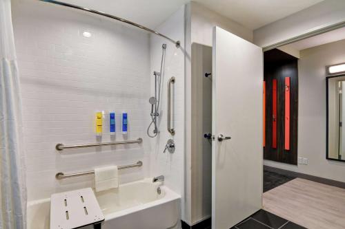 巴吞鲁日Tru By Hilton Baton Rouge Citiplace的带淋浴和盥洗盆的浴室