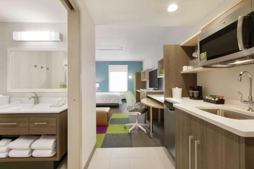 威廉斯维尔Home2 Suites By Hilton Williamsville Buffalo Airport的一间带水槽的浴室和一间房间