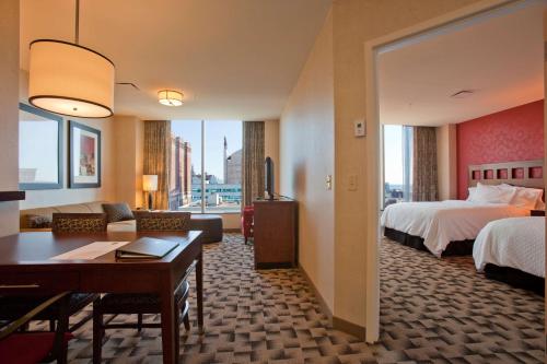 布法罗布法罗合博套房酒店的酒店客房带两张床和一个客厅