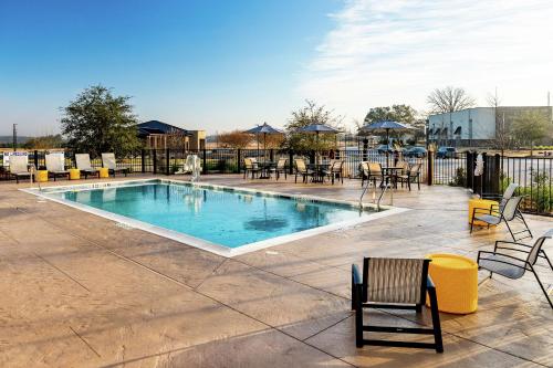 KillianHampton Inn & Suites By Hilton-Columbia Killian Road的一个带桌椅的游泳池