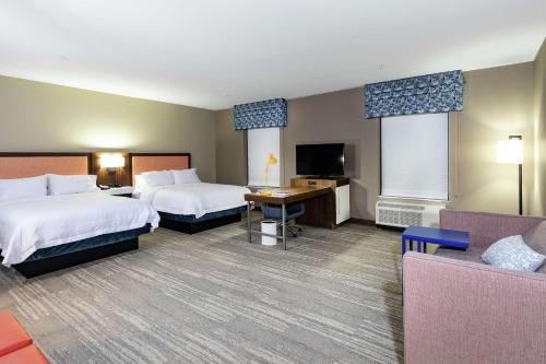 KillianHampton Inn & Suites By Hilton-Columbia Killian Road的酒店客房设有两张床和一台平面电视。