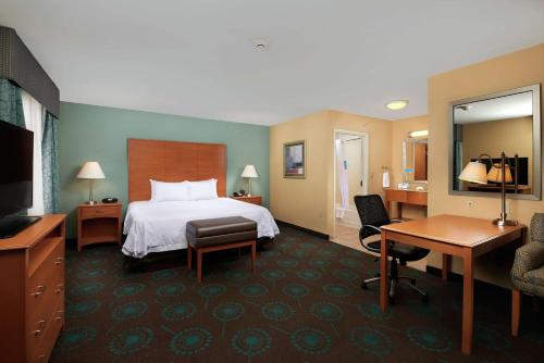 北坎顿坎墩汉普顿套房酒店的配有一张床和一张书桌的酒店客房