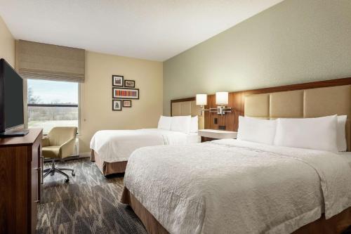 蒙特罗斯阿克伦费尔劳恩汉普顿酒店的酒店客房设有两张床和一台平面电视。
