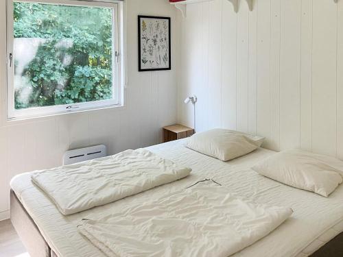 霍伊比Holiday home Højby III的卧室内的一张白色床,设有窗户