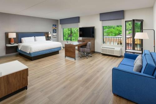 蓝岭Hampton Inn Blue Ridge, GA的配有一张床和一张书桌的酒店客房