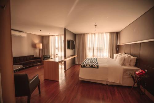 巴西利亚巴西利亚皇宫酒店的酒店客房,配有床和沙发