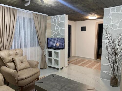 科拉欣Blue Village Lux的客厅配有椅子和电视