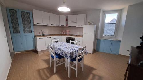 Ozzano MonferratoLa Casetta di Treville的厨房配有桌椅和冰箱。