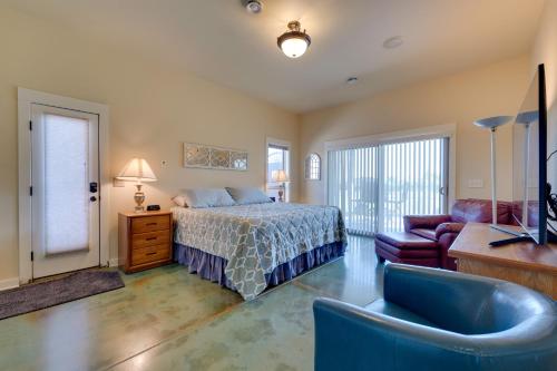 West RichlandWest Richland Home with Vineyard and Mountain Views!的一间卧室配有一张床、一台电视和一张沙发