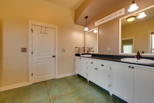 West RichlandWest Richland Home with Vineyard and Mountain Views!的一间带两个盥洗盆和大镜子的浴室