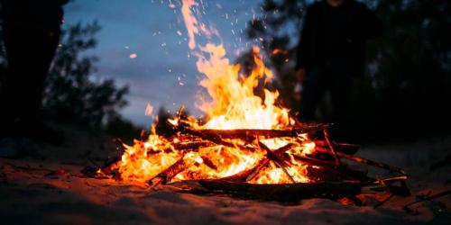 CambridgeLake Lauderdale Campground的夜间在泥土中燃烧着火