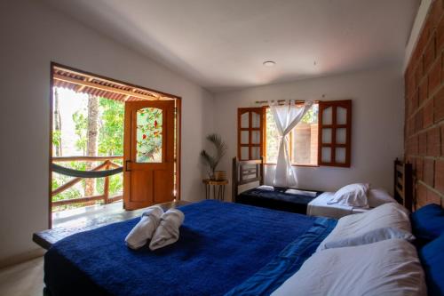 米卡Colores de la Sierra的一间卧室设有两张床和大窗户