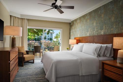 拉海纳The Westin Ka'anapali Ocean Resort Villas的酒店客房设有一张床和一个大窗户
