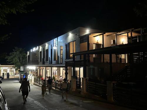 马尔特维利Hotel Canionel的一群人晚上在街上走