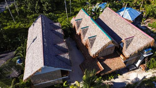 卢纳将军城M-Resort Siargao的屋顶房屋的顶部景色