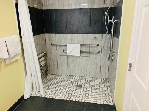 莫罗贝Morro Bay Beach Inn的浴室铺有黑白瓷砖,设有淋浴。