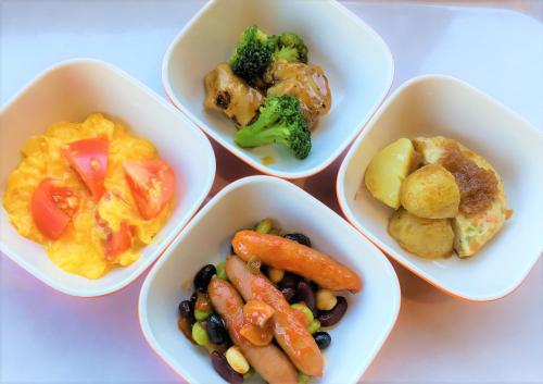 岩仓市名古屋岩仓站精选酒店的桌上四碗不同种类的食物