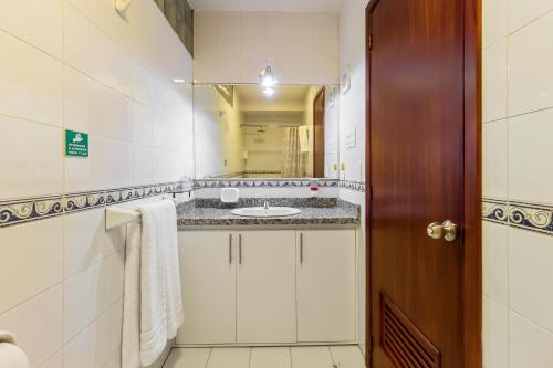 基多拉卡图加酒店的一间带水槽和镜子的浴室