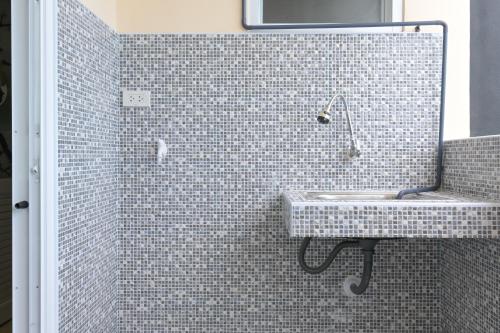北柳The Wish Hotel的瓷砖墙内带水槽的浴室