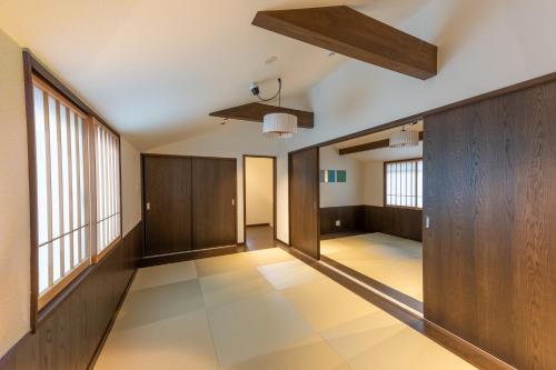 福冈Irodori Hotel DAIDAI的空的走廊,设有木镶板和窗户