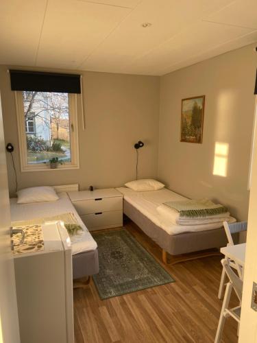 基尔Sköna Rum Fryksta的客房设有两张床和窗户。