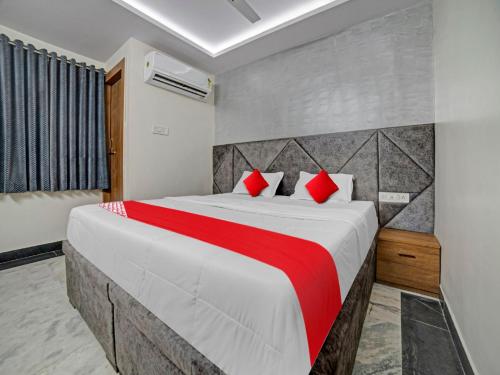 贾姆谢德布尔All Seasons Corporate的一间卧室配有一张带红色枕头的大床