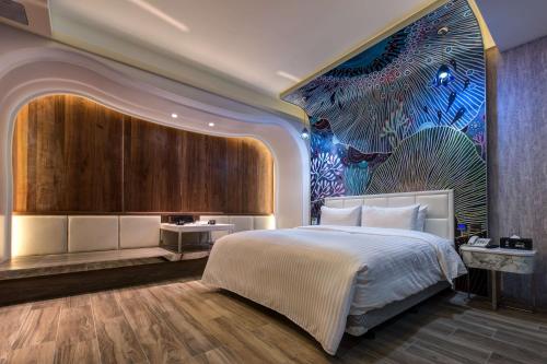 平镇点 汽车旅馆的卧室配有一张大床,墙上挂有绘画作品