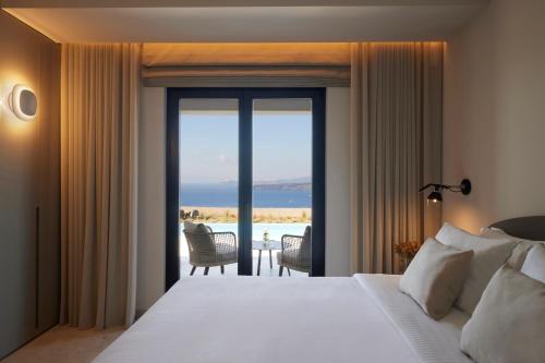 阿克罗蒂里Aernia Suites & Art的一间卧室配有一张床,享有海景