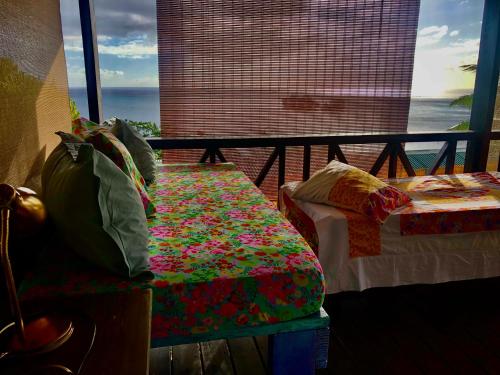 乌图罗阿Fare Mirimiri的一间配备有鲜花沙发的客房