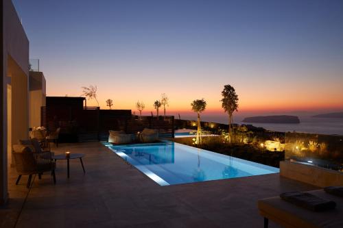 阿克罗蒂里Aernia Suites & Art的一座享有日落美景的游泳池