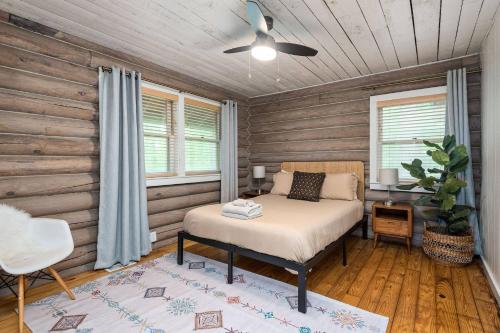 Kingston SpringsBald Eagle的卧室配有一张床铺,位于带木墙的房间内