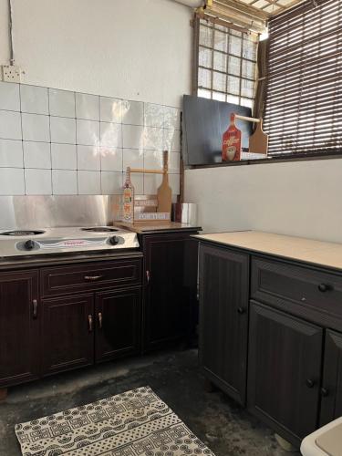 加影Homestay Vista3A at Vista Seri Putra的厨房配有木制橱柜和炉灶烤箱。