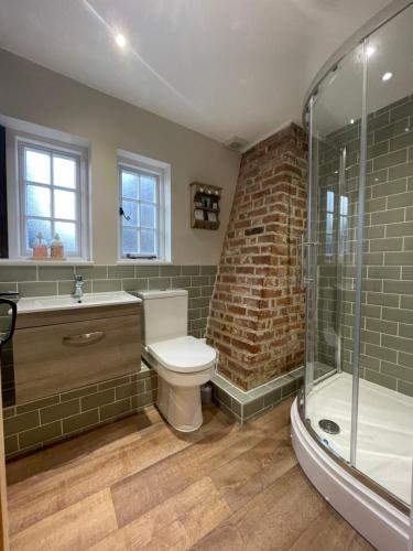 GodmanchesterHistoric Cambridgeshire Cottage的浴室配有卫生间、盥洗盆和淋浴。