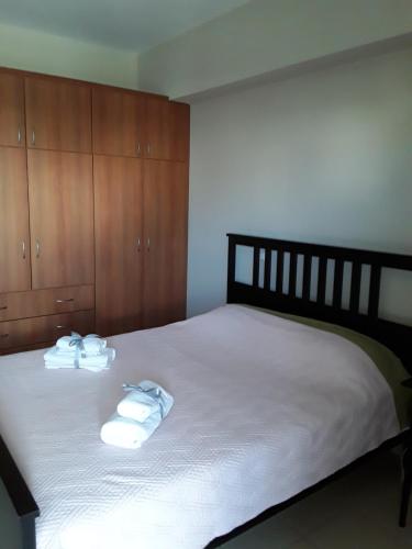 伊古迈尼察G3 sea view appartment的一间卧室配有一张床,上面有两条毛巾