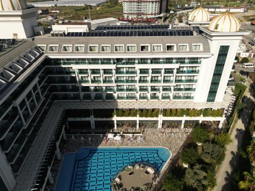 锡德Castival Hotel的享有带游泳池的建筑的空中景致