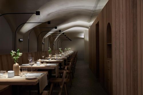 Brixenfink Restaurant & Suites的长餐厅,配有长桌子和椅子