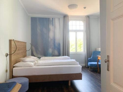 林德拉尔2T Hotel artgenossen的一间卧室设有两张床和窗户。
