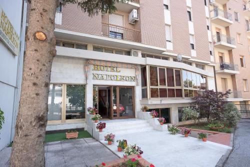 蓬特雷莫利Hotel Napoleon的前面有一堆鲜花的建筑