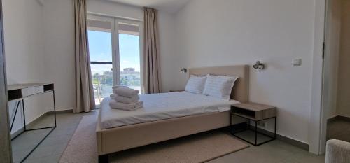 蒂米什瓦拉iComfort Aparthotel的酒店客房,配有带毛巾的床