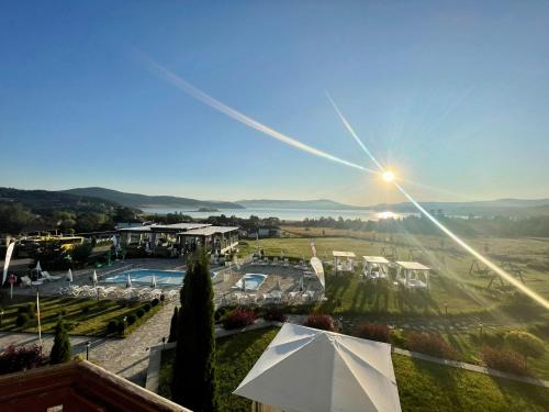 西格伏沙尔克埃泰尔诺家庭酒店的设有一个享有泳池美景的阳台。