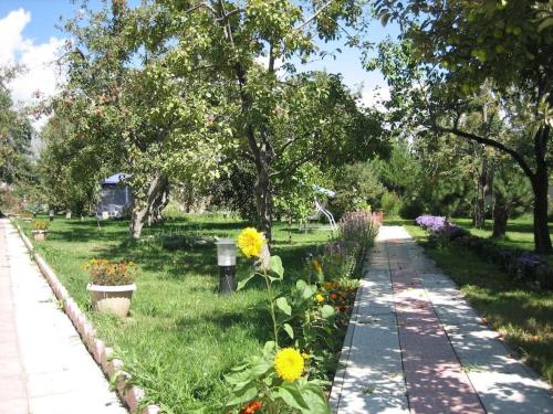 Private Luxury Villa - Issyk Kul外面的花园