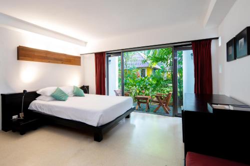 蔻立攀牙考拉哈德森度假酒店的一间卧室配有一张床,享有庭院的景色