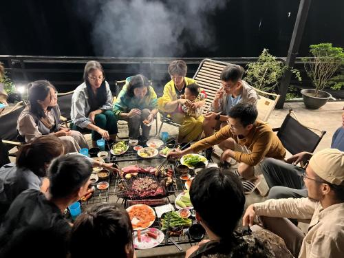 萨帕Anh Séo Homestay的一群坐在桌子旁吃食物的人