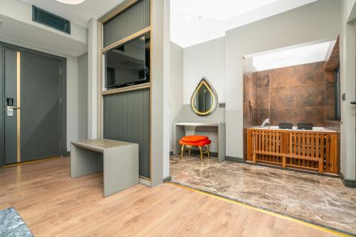 伊斯坦布尔216 Ruby Suite的走廊设有椅子、书桌和镜子